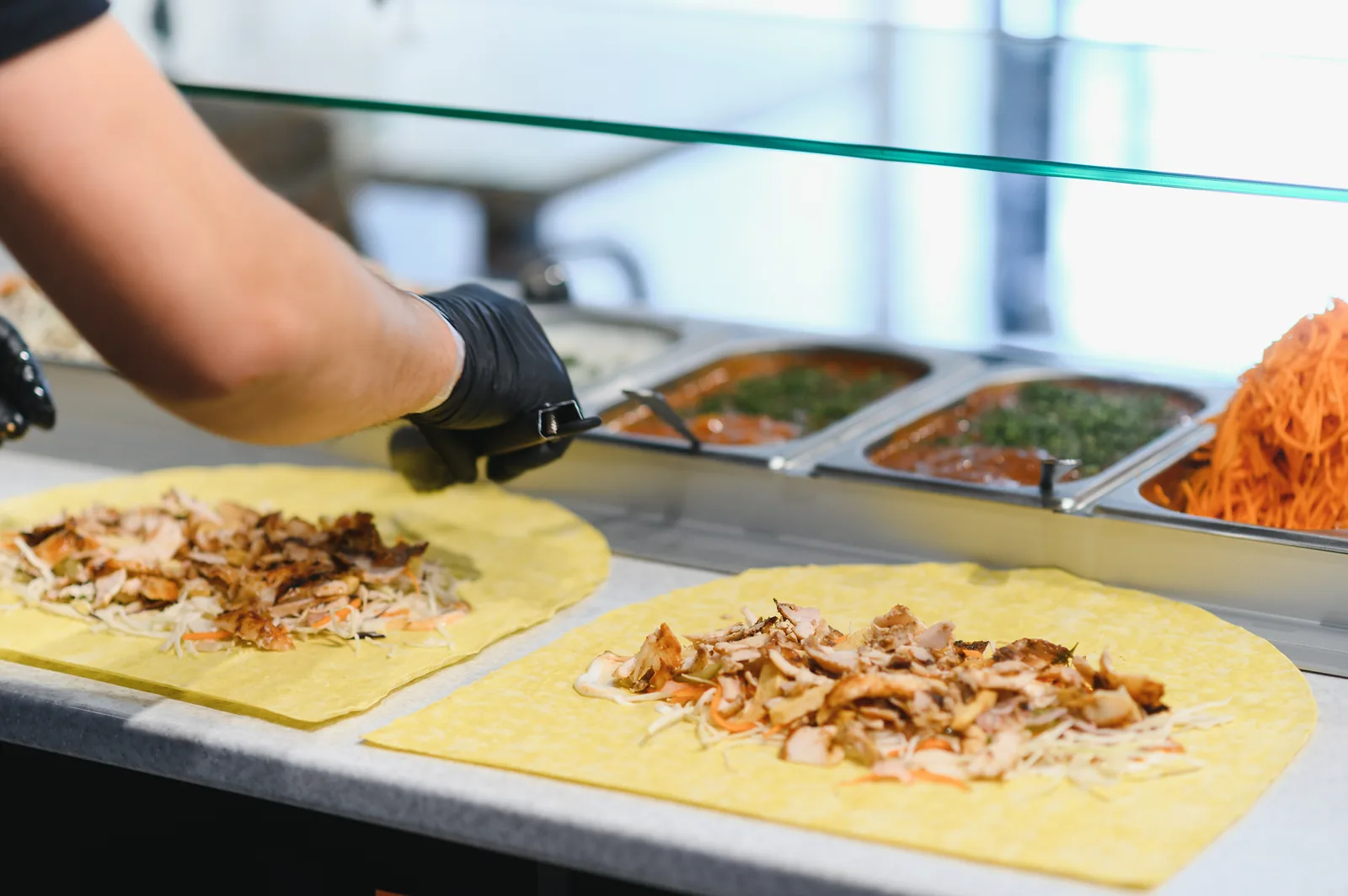 Begüm Döner mutfak tezgahında lavaş ve tavuk döner hazırlığı